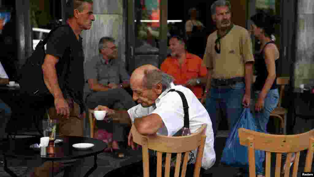 Des gens sont assis devant un café, Athènes, 20 Juillet 2015