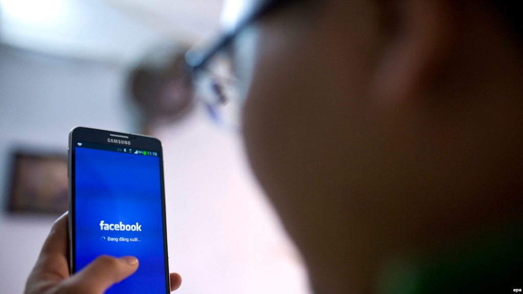 Việt Nam tố Facebook “quảng cáo chính trị, phản hồi mập mờ, chậm trễ trong việc giải quyết thông tin kích động,” và cố tình “câu giờ.”