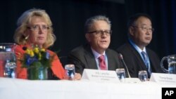 (L-R) Swedish Environment Minister Lena Ek, Thomas Stocker and Dahe Qin of the IPCC working group, Sept. 23, 2013, in Stockholm. The UN's Nobel-winning climate change panel kicked off a meeting to release new projections of global warming.