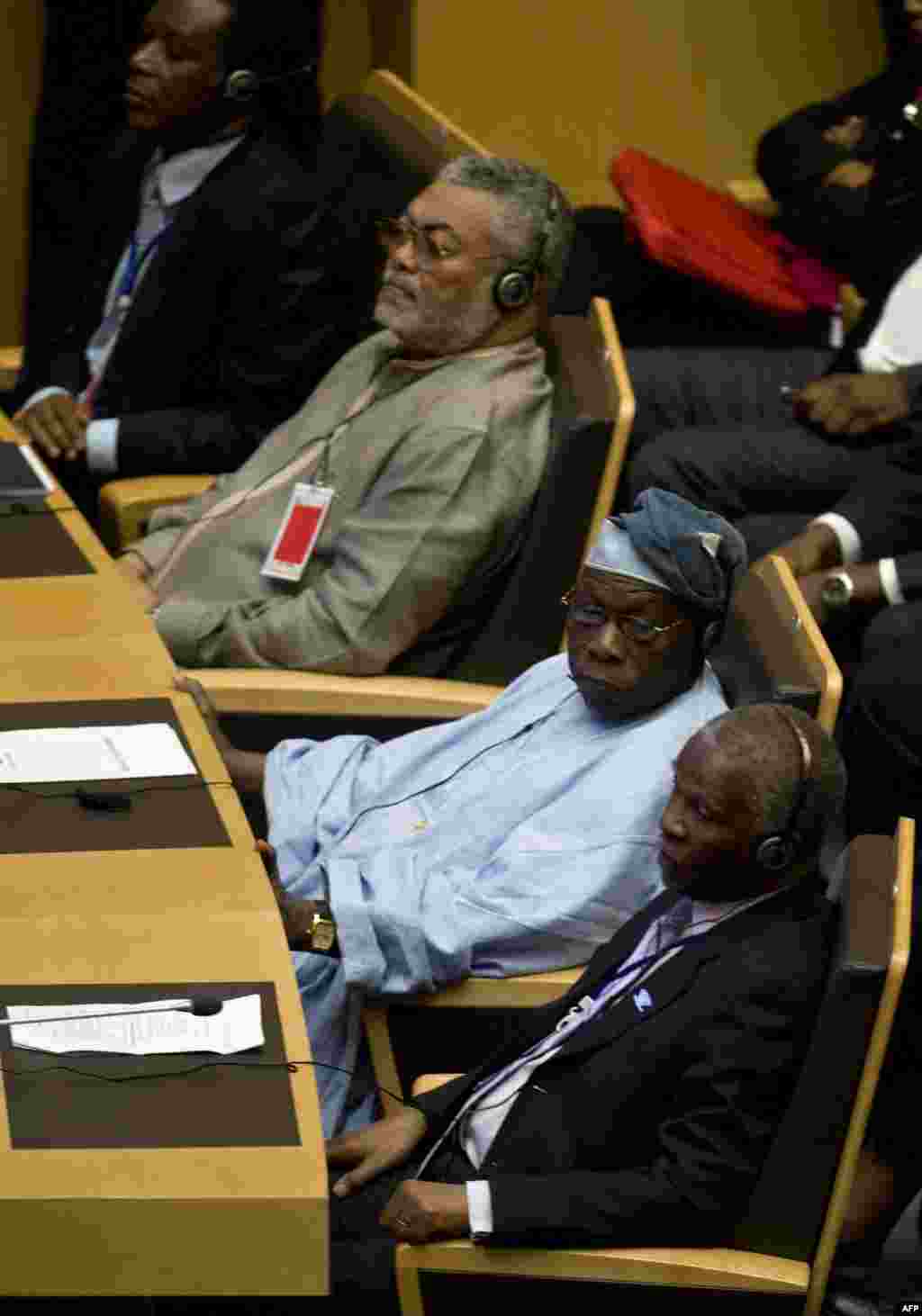 Marais wa zamani J. Rawlings wa Ghana, O. Obasanjo wa Nigeria na T. Mbeki wa Afrika Kusini