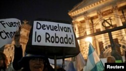 Manifestation pour demander au senat la levée de l’immunité parlementaire de Cristina Kirchner, le 21 août à Buenos Aires.