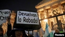 Manifestation pour demander au senat la levée de l’immunité parlementaire de Cristina Kirchner, le 21 août à Buenos Aires.
