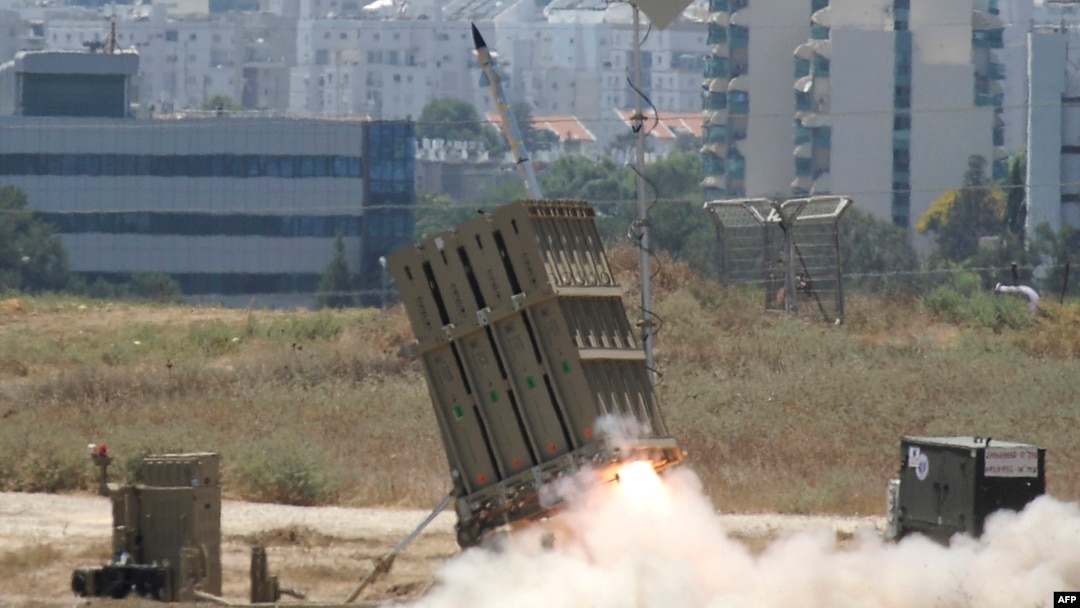 Rudal yang diluncurkan baterai "Iron Dome", sistem pertahanan rudal jarak pendek milik Israel.