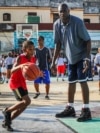 ARHIVA - Dikembe Mutombo u košarkaškom kampu za decu u Havani, na Kubi, 24. aprila 2015 (Foto: AFP/Yamil Lage)