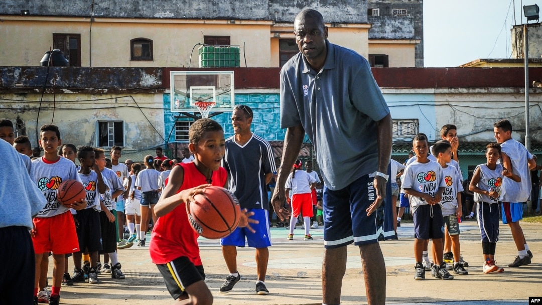 ARHIVA - Dikembe Mutombo u košarkaškom kampu za decu u Havani, na Kubi, 24. aprila 2015 (Foto: AFP/Yamil Lage)