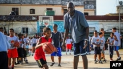 ARHIVA - Dikembe Mutombo u košarkaškom kampu za decu u Havani, na Kubi, 24. aprila 2015 (Foto: AFP/Yamil Lage)