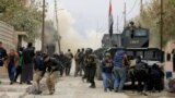 Abamenyeshamakuru ba Reuters, hamwe n'abasirikare ba Reta mu karere karimwo intambara yo gutuza abagwanyi ba Reta ya Kisilamu, i Mosul, muri Iraki.