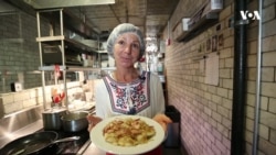 У ресторані Нью-Йорка українська господиня годує американців варениками за родинним рецептом. Відео
