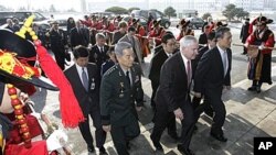 U.S. Defense Secretary Robert Gates, front center, walks with South Korean Defense Minister Kim Kwan-jin, right, and South Korean Gen. Han Min-koo, chairman of South Korean Joint Chiefs of Staff, upon his arrival at Defense Ministry in Seoul, 14 Jan 2011