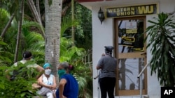 ARCHIVO - Ventanilla de una oficina de Western Union en el vecindario de Vedado en La Habana, Cuba, el viernes 12 e junio de 2020. EE.UU. prohibió el envío de remesas a Cuba desde su territorio a través de empresas militares cubanas.