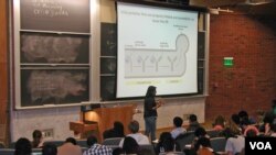 Large lecture classes are the norm for students in their first two years in college in the United States. (R. Skirble/VOA)