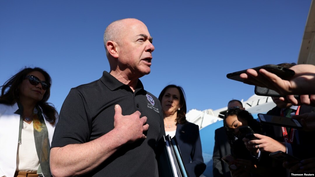 El secretario de Seguridad Nacional, Alejandro Mayorkas, habla a los reporteros durante su visita del 25 de junio de 2021 a El Paso, Texas, junto a la vicepresidenta Kamala Harris.