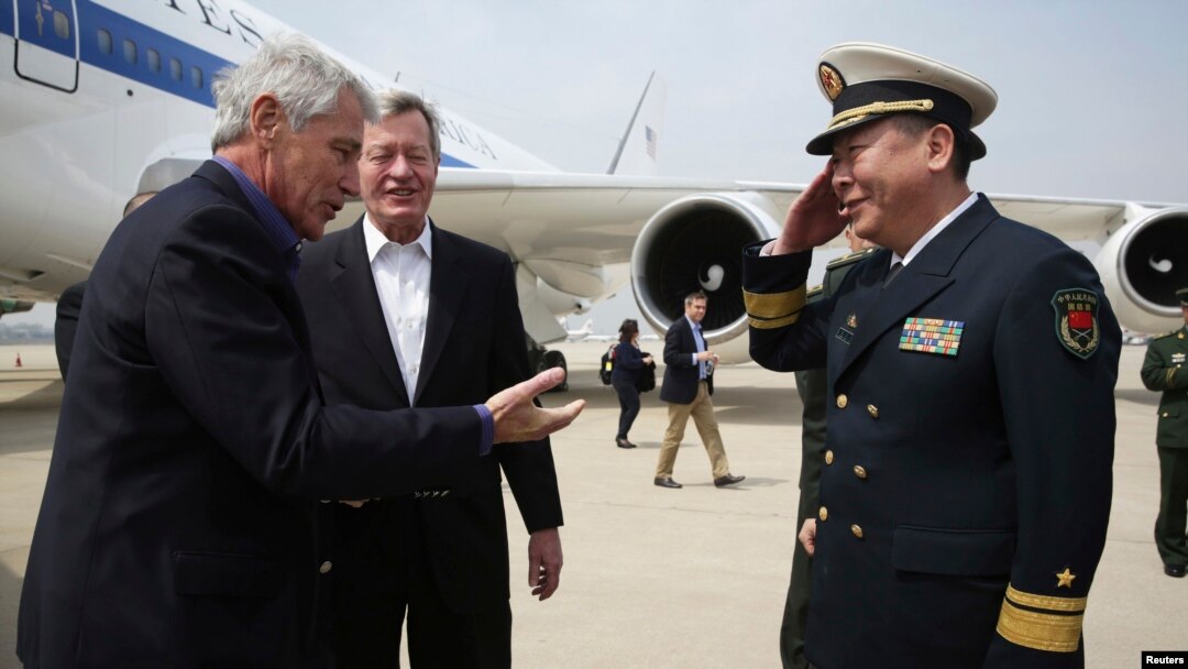 Menhan AS Chuck Hagel (kiri) disambut oleh Pejabat Militer China, Guan Youfei, dan Dubes AS untuk China, Max Baucus (dua dari kiri), setibanya di bandara Internasional Qingdao, China (7/4).