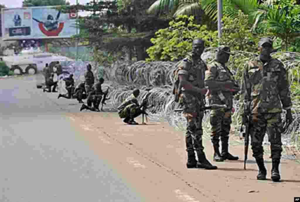 Les membres des Forces Nouvelles près du Golf hôtel, à Abidjan.