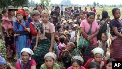 ကရင္ျပည္နယ္အတြင္း တုိက္ပြဲမ်ားေၾကာင့္ အုိးအိမ္စြန္႔ခြာ ထြက္ေျပးေနရတဲ့ ကရင္တုိင္းရင္းသားဒုကၡသည္မ်ား။ (ေဖေဖာ္ဝါရီ ၁၂၊ ၂၀၁၃)