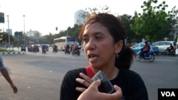 Suciwati, istri aktivis Munir Said Thalib, mendesak pemerintah menuntaskan kasus pembunuhan suaminya. (VOA/Andylala Waluyo) 