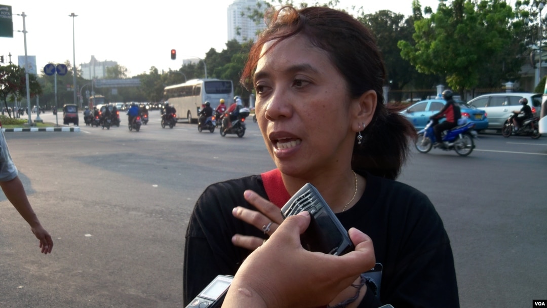 Janda mendiang aktivis Munir, Suciwati mengaku skeptis pemerintahan Jokowi-JK akan mengungkap kasus pembunuhan mendiang suaminya, aktivis Munir Said Thalib (foto: VOA/Andylala Waluyo) 