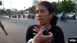 Janda mendiang aktivis Munir, Suciwati mengaku skeptis pemerintahan Jokowi-JK akan mengungkap kasus pembunuhan mendiang suaminya, aktivis Munir Said Thalib (foto: VOA/Andylala Waluyo) 