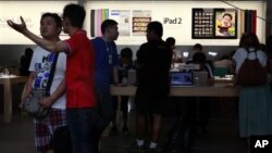 顧客在北京的蘋果商店選購iPad 