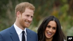 Meghan Markle et le prince Harry posent pour une photo à Kengsington Palace à Londres le 27 novembre 2017.