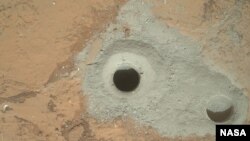 Gambar ini memperlihatkan lubang di sebuah batu di Mars yang dinamakan "John Klein" yang merupakan hasil pengeboran batu di Mars yang pertama kali dilakukan oleh lengan robot NASA, Curiosity (Foto: dok).