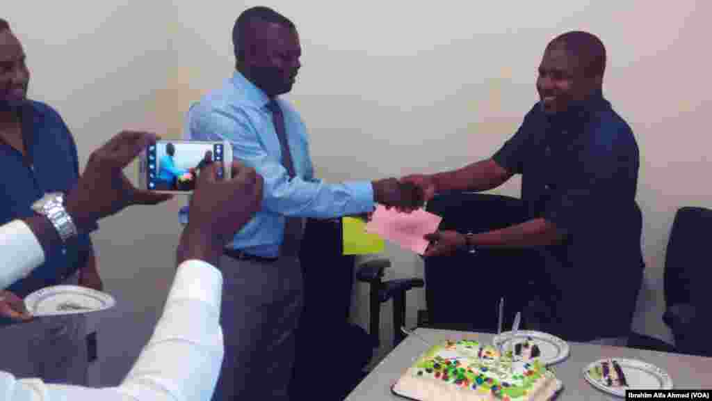 Shugaban Sashen Hausa, Leo Keyen, yana mika kyauta ga Ibrahim Jarmai a madadin sauran ma'aikatan sashen.