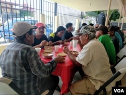 Migrants eat menudo, a traditional Mexican soup for lunch at the Mana Pastoral Center, a shelter for adult men in Mexicali, Mexico. (Photo: R. Taylor / VOA)