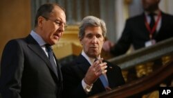 Rossiya tashqi ishlar vaziri Sergey Lavrov (chapda) va AQSh davlat kotibi Jon Kerri