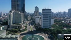 Jalan-jalan sepi di sekitar bundaran Hotel Indonesia di Jakarta Pusat saat warga Jakarta harus tinggal di rumah pada perayaan Idul Fitri di tengah pandemi corona, 24 Mei 2020. (BAGUS SARAGIH / AFP)