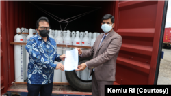 Perwakilan Indonesia menyerahkan bantuan oksigen ke India di pelabuhan Nhava Sheva, Selasa, 8 Juni 2021. (Foto: Kemlu RI)