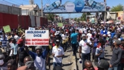 Haitian protesters make their way through the streets of Port-Prince, Feb. 28,2021. (VOA/Matiado Vilme)
