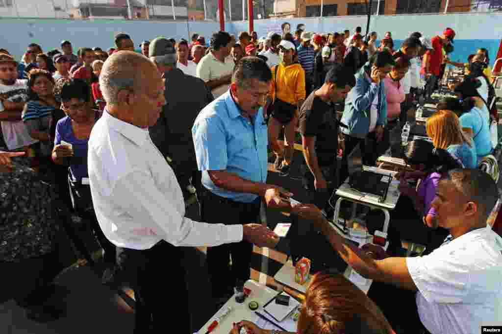 Al mediod&iacute;a m&aacute;s de 8 millones de venezolanos ya hab&iacute;an salido a votar el domingo 14 de abril.