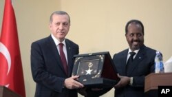 Rais wa Somalia, Hassan Sheikh Mohamud na mwenzake wa Uturuki (L), Recep Tayyip Erdogan walipokutana mwanzoni mwa mwaka huu mjini Mogadishu