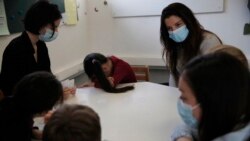 Psiholozi razgovaraju sa decom u psihijatrijskoj jedinici bolnice Robert Debre u Parizu, 2. marta 2021.