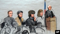 Bức phác họa phiên tòa xử Dzhokhar Tsarnaev, (thứ 3 từ phải)