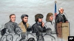 Imágenes durante la apertura del juicio del joven Tsarnaev, tercero de izquierda a derecha junto a su abogada.