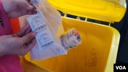 10 gelas plastik kemasan air minum ditukar dengan satu tiket Suroboyo Bus (foto Petrus Riski/VOA).