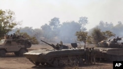 Des militaires nigérians lors d'une attaque contre les extrémistes islamistes dans la forêt Sambisa, Nigeria, 28 avril 2015. (L’Armée nigériane via AP)