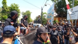 Arak-arakan bakal pasangan dari jalur independen, Bagyo Wahyono dan FX Supardjo, menaiki kuda didampingi para pendukungnya saat tiba di kantor KPUD Solo, Minggu (6/9) mendaftar pencalonan di Pilkada Solo. Foto : VOA/ Yudha Satriawan