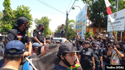 Arak-arakan bakal pasangan dari jalur independen, Bagyo Wahyono dan FX Supardjo, menaiki kuda didampingi para pendukungnya saat tiba di kantor KPUD Solo, Minggu (6/9) mendaftar pencalonan di Pilkada Solo. Foto : VOA/ Yudha Satriawan