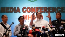 2014年3月16日马来西亚的代理交通部长侯赛因（右二）在新闻发布会上讲话