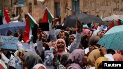 17일 수단 수도 하르툼의 국방부 청사 앞으로 시위대가 행진하고 있다. 
