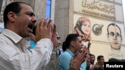  Các nhà báo, nhà hoạt động phản đối việc hạn chế tự do báo chí và yêu cầu thả các nhà báo bị giam giữ, ở phía trước Nghiệp đoàn Báo chí tại Cairo, Ai Cập, ngày 26 tháng 4 năm 2016.
