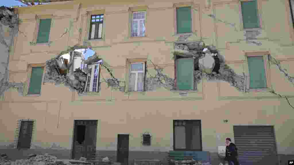 Un bâtiment endommagé suite à un tremblement de terre en Amatrice, le 24 août 2016.