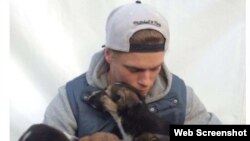 Ken Gusworthy ôm 4 chú chó nhỏ tìm được ở Sochi.