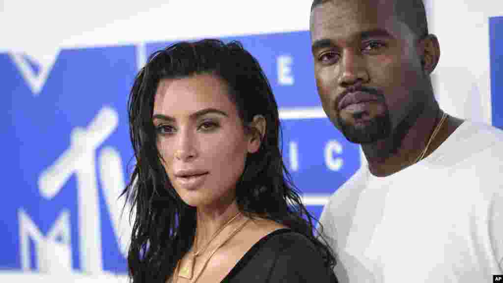 Kim Kardashian West, et son marie Kanye West arrivent aux MTV Video Music Awards à Madison Square Garden, le 28 août 2016.
