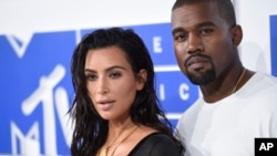 Kim Kardashian et son mari Kanye West arrive au MTV video music awards au Madison square, à New York, le 28 août 2016.