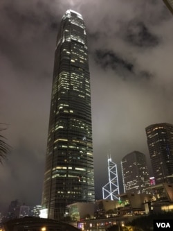 午夜雨后的香港国际金融中心 （美国之音记者申华 拍摄）