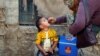 Dečak prima vakcinu protiv dečje paralize u Karačiju u Pakistanu, 9. april 2018.