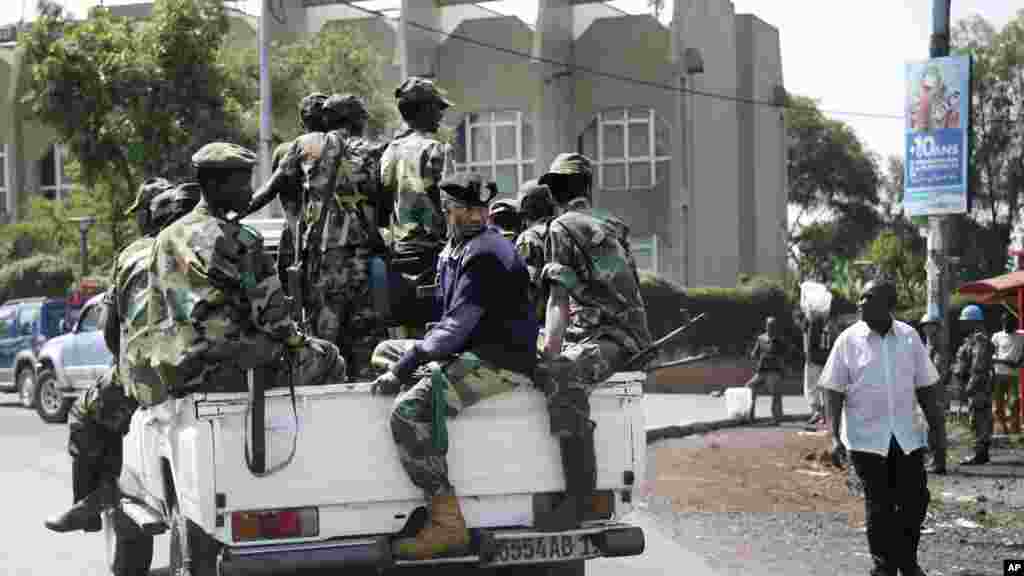 2012年11月26日，&ldquo;3月23日运动&rdquo;（M23）的反政府武装成员在刚果民主共和国戈马的刚果中央银行办事处周围巡逻。